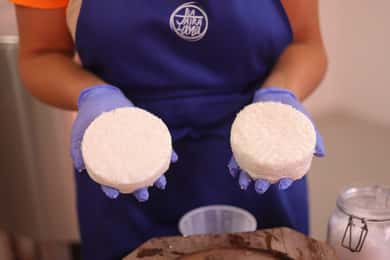 Aguïmes : Taller de elaboración de queso en la Jaira de Ana