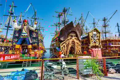 Alanya: Barca dei pirati con trasferimento, pranzo e bevande analcoliche