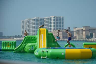 Uppblåsbar vattenpark vid palm Jumeirah duabi