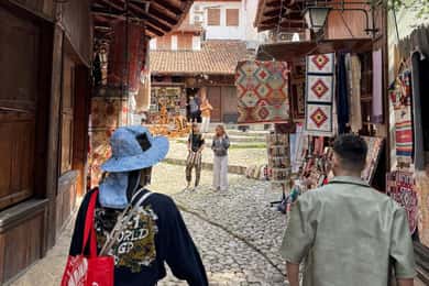 Fra Tirana/Shkoder: Kruja Slot, den gamle basar, Sari Salltik
