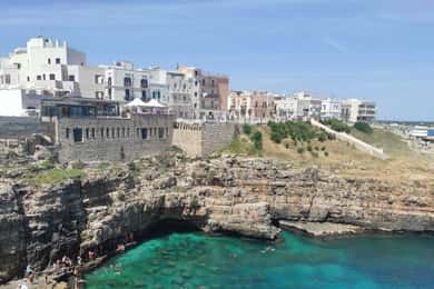 Polignano a Mare & Alberobello: Highliths Tour in Tesla
