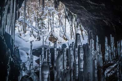 Cueva de Hielo de Bambú: ¡Camina con raquetas de nieve para ver un fenómeno natural!