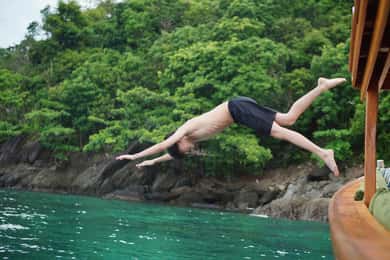 Phuket: Privat luksusbåd med lang hale til Raya og Coral