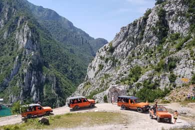 Von Tirana aus: Open-Top 4WD Bovilla Lake Canyon & Gramti Mount