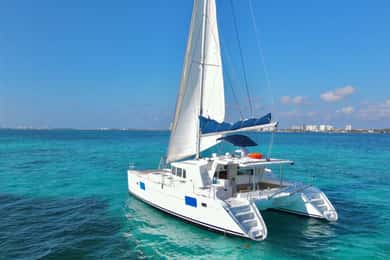 Tour Lite de medio día en catamarán a Isla Mujeres desde Cancún