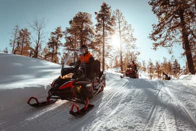 Saariselkä: Moottorikelkka-ajelu kuumien juomien kera
