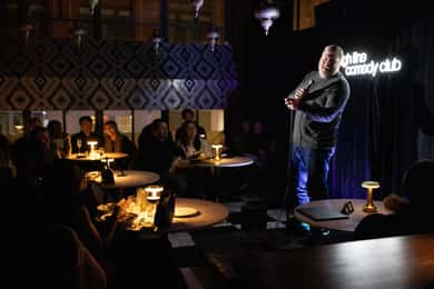 NYC: Stand Up Comedy med gratis minigolf