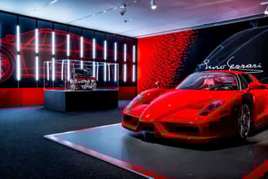 Maranello: Eingang zum Ferrari-Museum und professioneller F1-Simulator