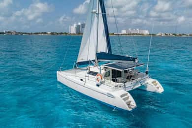 Catamarán privado en Cancún: Isla Mujeres con bufé y barra libre