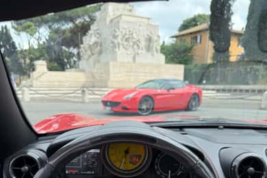 Mach eine Probefahrt in einem Ferrari mit einem Instruktor im Zentrum von Rom