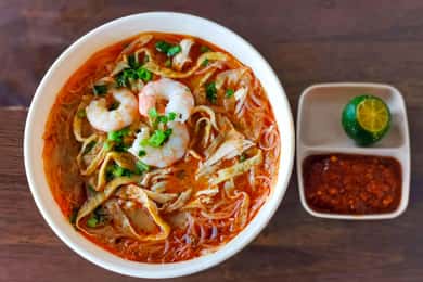 Kuching: Foodie Experience Guided Tour with 5 Tastings