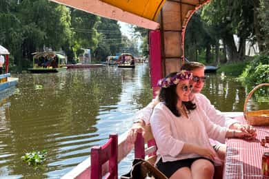 Xochimilco: traditional boat tour, culture and fun.