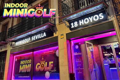 Sevilha: Experiência de minigolfe UV de 18 buracos em recinto coberto