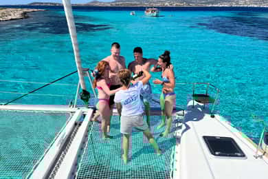 Paros: Catamaran Cruise with Swimming, Meal and Drinks