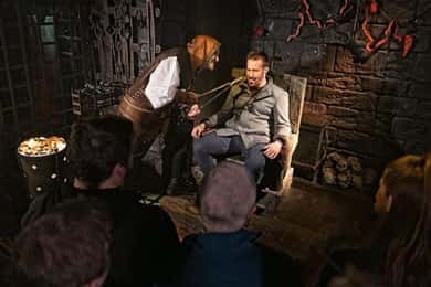 Hop-on Hop-off London Bus Tour & The London Dungeon