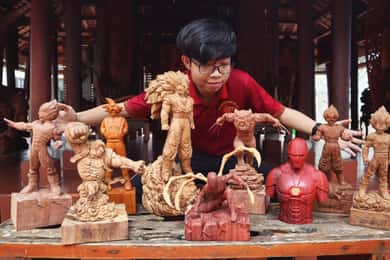 Hoi An: Wood Carving Class with Village Master Artisan