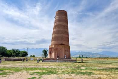 Monumentet "Burana Tower" fra det 11. århundrede og byrundvisning i Bishkek