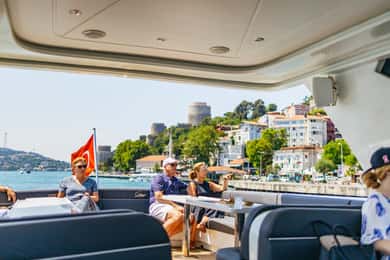 Estambul: Crucero en yate por el Bósforo con escala en el lado asiático