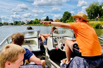 Kortrijk: Boat trip with DJ Joeri (speedboat - guided tour)