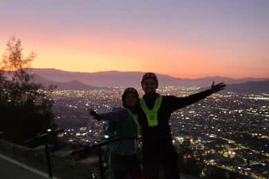Paseo al atardecer por Santiago en patinete eléctrico. Ciudad y naturaleza