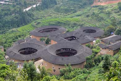 Le joyau caché de Xiamen : visite privée d'une journée à Tianluokeng Tulou