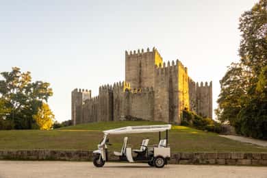 Passeios turísticos em Tuk-Tuk elétrico em Guimarães