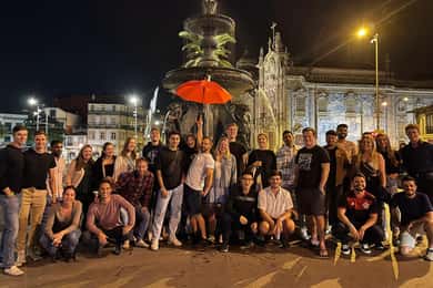 Porto: PubCrawl com 6 bebidas + entrada VIP no clube