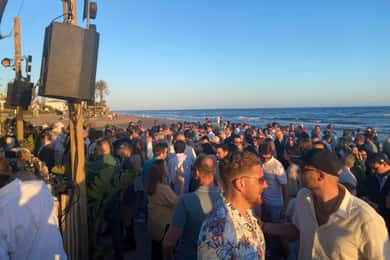 Desde Marbella/Estepona: tour privado a discotecas, transporte al club de playa, bebidas.