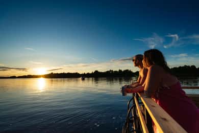 Rovaniemi: Halvdag eller kväll på en flytande bastu, bad och grill