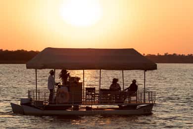 Cataratas Victoria: crucero privado al atardecer por el río Zambezi