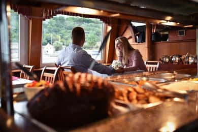 I Prag: Lunchkryssning på floden Vltava med öppen buffé