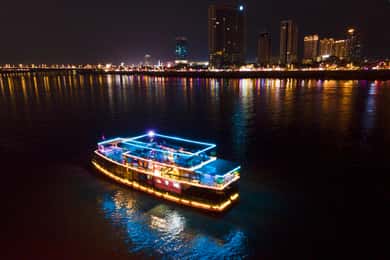 Phnom Penh: Sunset Dinner Cruise with English Speaking Guide