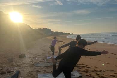 Albufeira: Zonsopgang strandyoga met een instructeur
