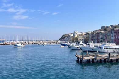 Passeio pela ilha de Procida de barco com paragens para banho