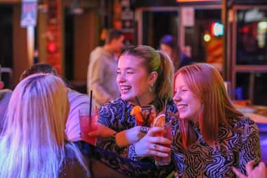 Budapest: Bar Crawl Tour with Local Drinks