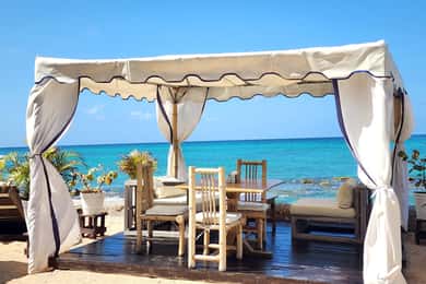 Falmouth: Cabana VIP do Bamboo Beach Club com comida e bebida