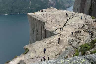 Stavanger: 8-Day Guided Trekking Tour with Accommodation
