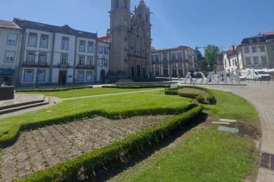 Braga/Guimarães: 1 Day with Lunch + Wine Farm and Vinho Verde Tasting