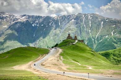 Private day trip to Stepantsminda, Kazbegi Mountains & Sno