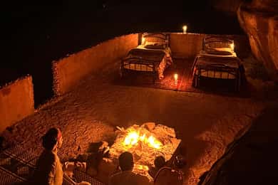 Från Wadi Rum: Jeeptur med övernattning i ökencamping