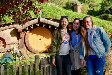 From Auckland: Hobbiton & Waitomo Caves Full-Day Trip