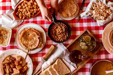 Quebec City (Lévis): self-guided sugar shack tour + meal + maple taffy