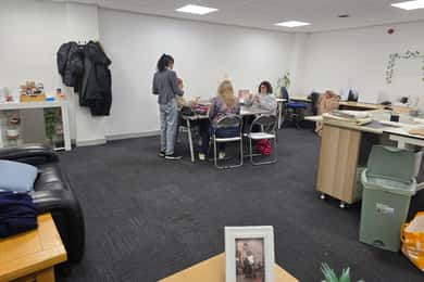 Liverpool : Atelier de machine à coudre avec thé et gâteaux