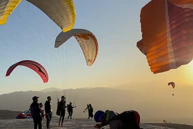 Marrakech: Gleitschirmfliegen über der Agafay-Wüste und Blick auf das Atlasgebirge