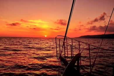 Argostoli: Sunset Cruise mit Badestopps, Abendessen und Wein