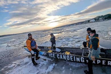 Cidade de Quebec: Experiência de canoa no gelo ao pôr do sol com sauna