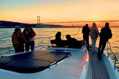 Istanbul: Bosphorus Yacht Cruise dagtid med frukt och snacks