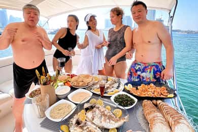 Dubai: 2 timmars privat yachtkryssning och läskedrycker + valfri BBQ
