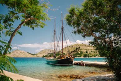 Zadar: Excursión en barco con vino ilimitado y 3 paradas