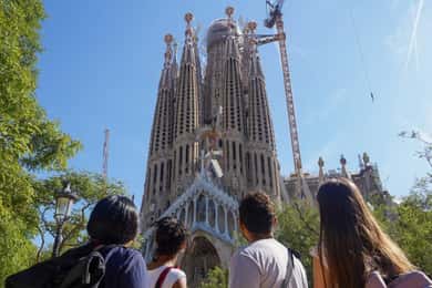 バルセロナサグラダ・ファミリアと塔のガイド付き高速ツアー